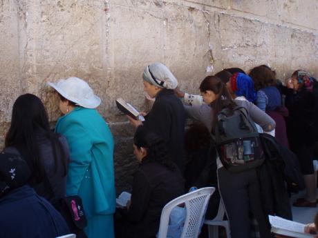 Ženy modlící se u Zdi nářků