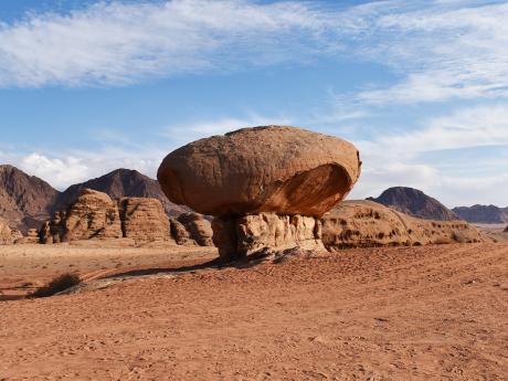 Skalní útvar ve Wadi Rum tvarem připomíná houbu