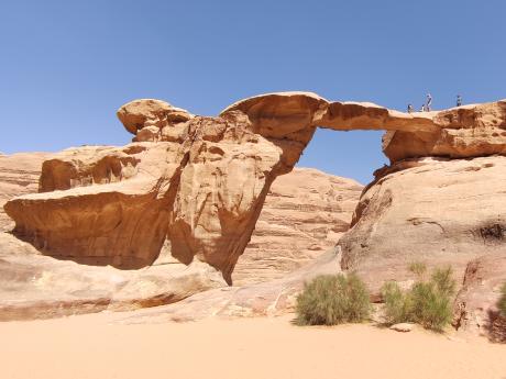 Úchvatná skalní brána ve Wadi Rum