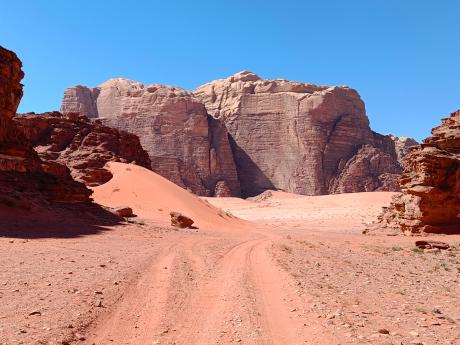 Pískovcové hory ve Wadi Rum lákají nejen turisty, ale i horolezce