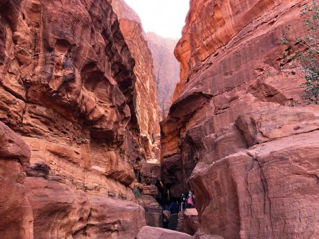 V soutěsce Khazali ve Wadi Rum můžete spatřit prehistorické petroglyfy