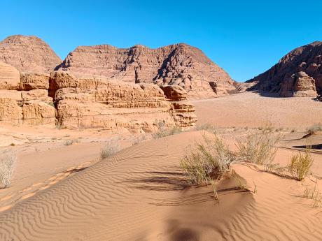 Pískovcové hory v poušti Wadi Rum