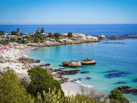 Tyrkysově modrá voda v Camps Bay láká ke koupání