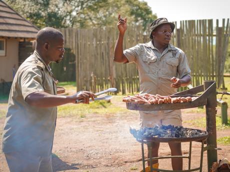 Nedílnou součástí jihoafrické kultury je venkovní grilování braai