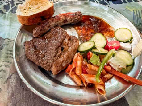Typický oběd na safari zahrnuje grilované maso a klobásy boerewors