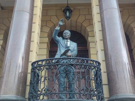První černošský prezident Nelson Mandela získal Nobelovu cenu za mír
