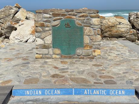 U Střelkového mysu se střetávají vody Indického oceánu a Atlantiku