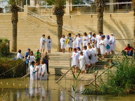 Místo údajného křtu Ježíše Krista navštěvuje denně mnoho věřících