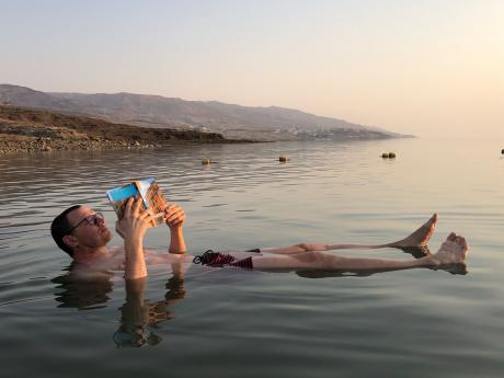 Velký obsah soli Mrtvého moře nadnáší a umožňuje snadné splývání na hladině