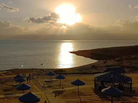Romantika při západu slunce u Mrtvého moře