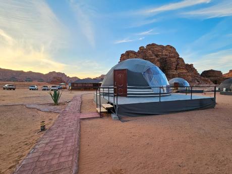 Jeden z pouštních kempů ve Wadi Rum