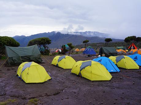 Kempování během výstupu na Uhuru Peak, nejvyšší vrchol Kilimandžára