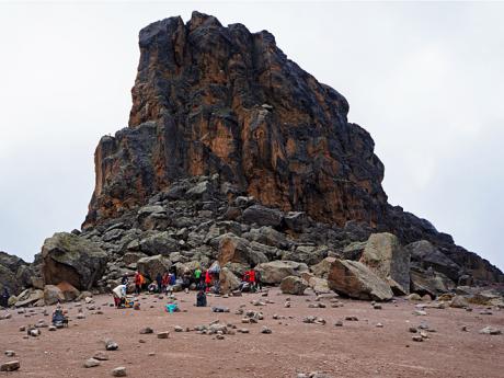 Lávová věž na výstupové trase Machame na Kilimandžáro