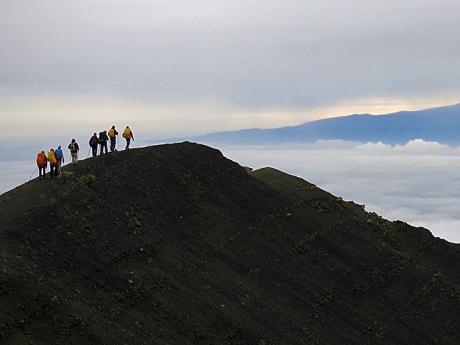 Pochod po hraně kaldery stratovulkánu Mt. Meru