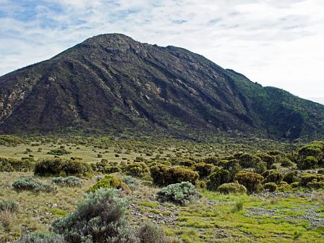 Vrchol Little Meru, který leží o 750 m níže než hlavní vrchol Mount Meru