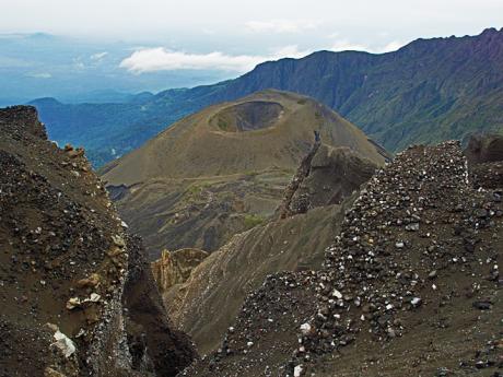 Samostatný kuželovitý útvar uvnitř kráteru Mount Meru vzniklý erupcí