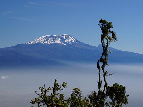 Již z dálky viditelná silueta hory Kilimandžáro