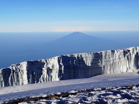 Pomalu mizící ledová střecha Kilimandžára v pozadí s Mount Meru