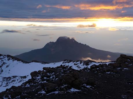 Vycházející slunce na nejvyšší hoře Afriky