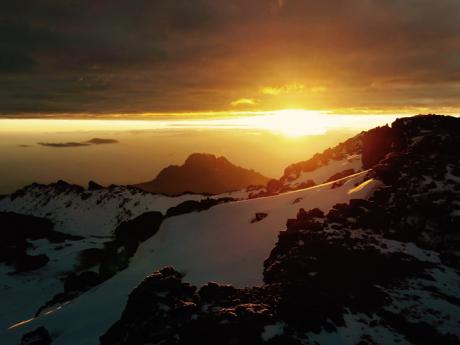 Východ slunce na vrcholu Kilimandžára