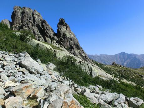 Ostré skalní štíty jsou typické pro pohoří Bavella