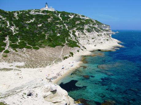 Nejjižnější bod Korsiky Capo Pertusato leží jen 12 km od Sardinie
