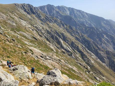 Horská krajina cestou k jezeru Lac de Nino