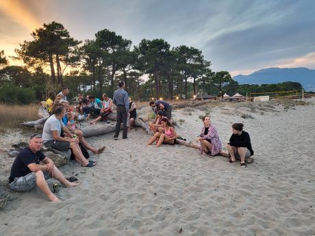 Večerní pohoda na písečné pláži při západu slunce