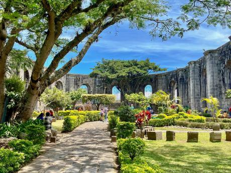 Park Las Ruinas v Cartagu leží uvnitř kostela poničeného zemětřesením