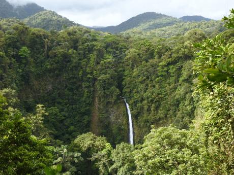 Sedmdesát metrů vysoký vodopád La Fortuna uprostřed kostarické džungle