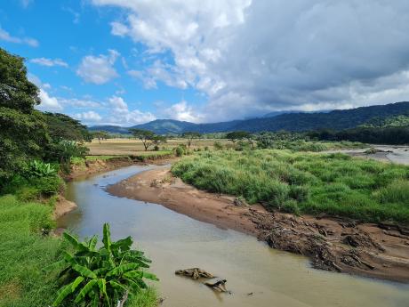Tok řeky Tárcoles tvoří mimo jiné hranici biologické rezervace Carara