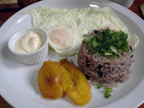 Tradiční kostarická snídaně - vajíčko, smažený banán a rýže s fazolemi