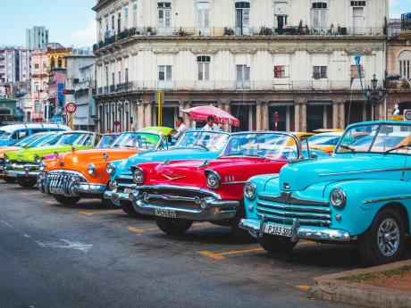 Na kubánských ulicích uvidíte klasické retro americké vozy