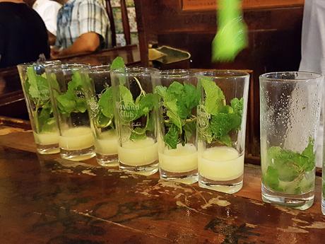 Mojito, koktejl z čerstvé máty a bílého rumu, frčí na Kubě ve velkém