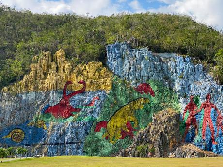 Mural de la Prehistoria je obrovská kontroverzní skalní malba z roku 1961