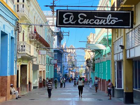 Typické barevné ulice města Santiago de Cuba