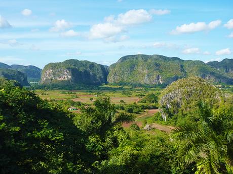 Národní park Viñales tvoří plantáže a krasové útvary zvané mogoty