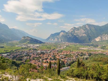 Arco s horou Monte Brione a skalními útesy tyčícími se nad Gardským jezerem