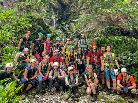 Ferratisté po dolezení ferraty Rio Sallagoni, která místy připomíná džungli