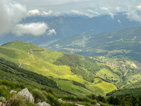 Výhled na zelenou krajinu v okolí hory Monte Altissimo di Nago