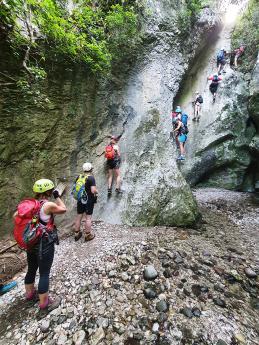 Ferrata Rio Sallagoni začíná v soutěsce