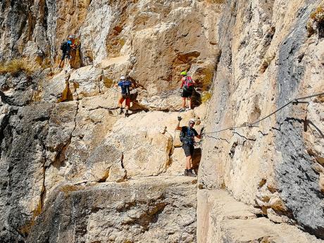 Ferratisté zdolávají exponovaný úsek na zajištěné cestě Monte Albano