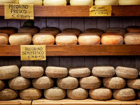 Pecorino je tvrdý slaný sýr z ovčího mléka používaný hlavně na těstoviny