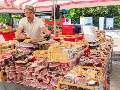 V kopcích kolem jezera Lago di Garda se vyrábí výborné uzeniny a sýry