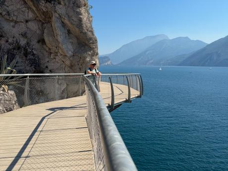 Panoramatická stezka Ciclopista del Garda vede nad stejnojmenným jezerem