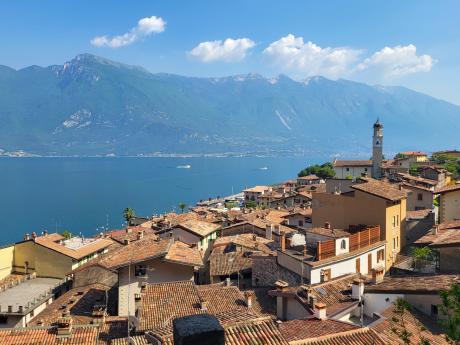 Malebné městečko Limone sul Garda leží mezi horami a jezerem