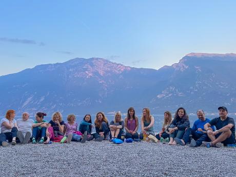 Večerní posezení na pláži u jezera Lago di Garda