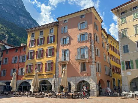 Město Riva del Garda leží v severozápadním cípu jezera Garda