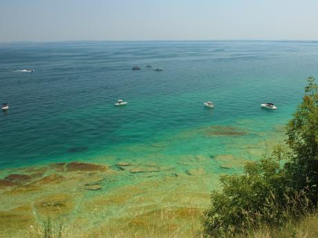 Městečko Sirmione obklopují ze tří stran vody Gardského jezera