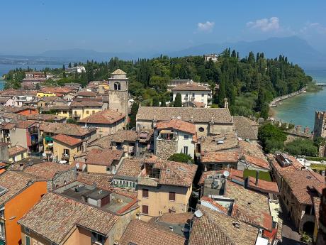 Městečko Sirmione leží na úzkém, 3,5 km dlouhém poloostrově